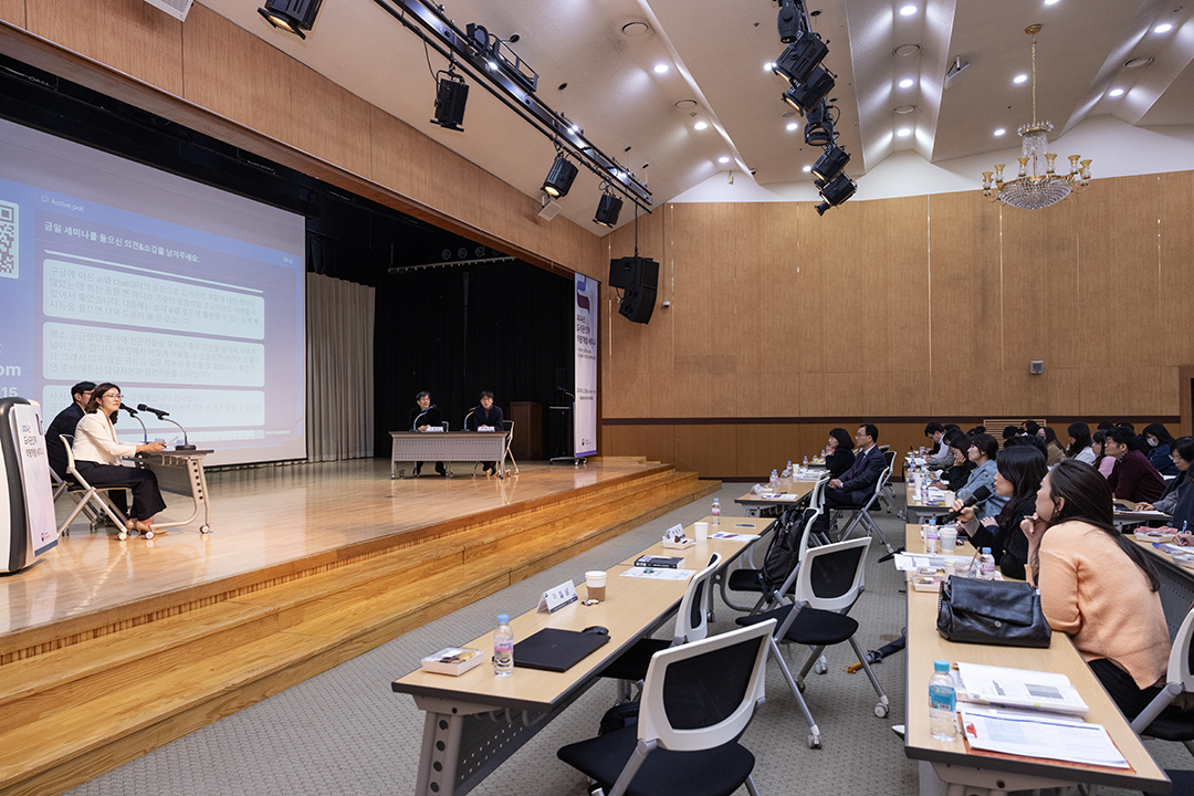 참가자의 질문을 듣고 있다.