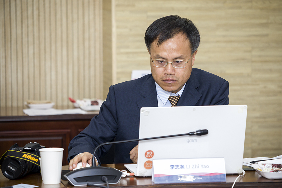 발표를 듣고 있는 중국 국가도서관 리즈야오 디지털자원부 부주임.