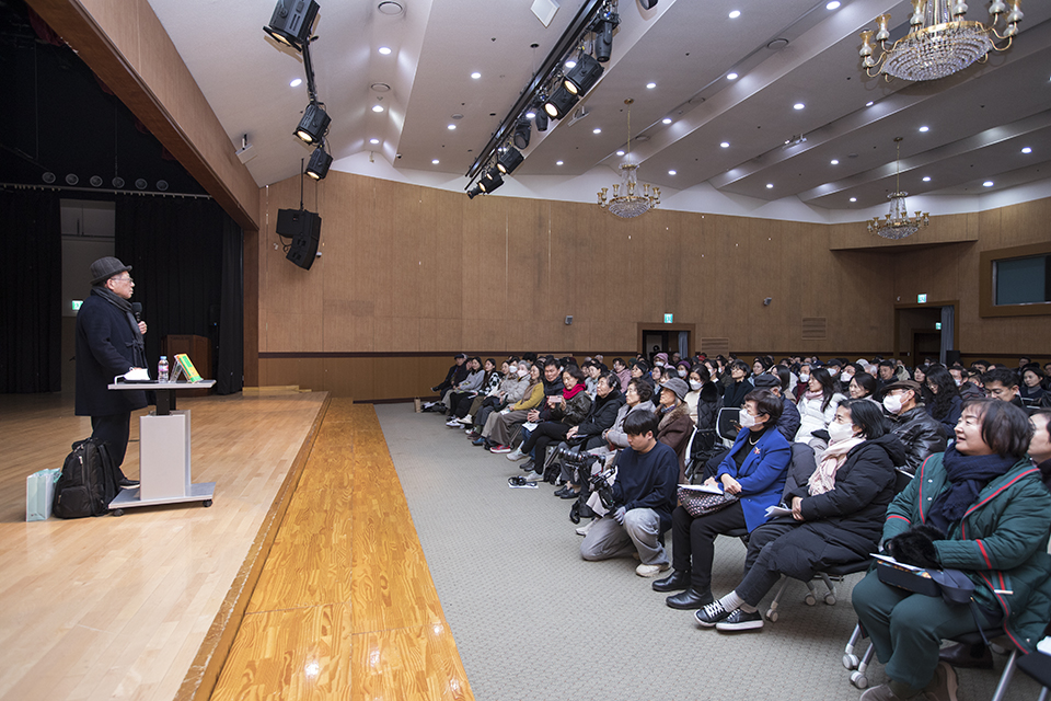 나태주 시인은 1945년 충남 서천에서 태어나 43년간 초등학교 교사로 재직했으며 1971년 서울신문 신춘문예로 등단하여 작품 활동을 시작하였다.