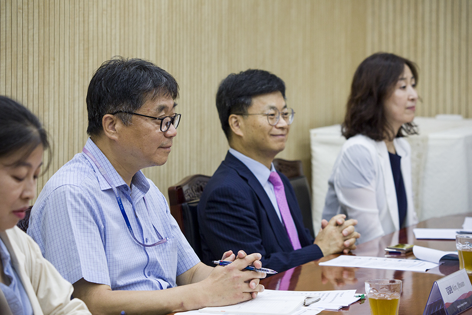 국립중앙도서관 관계자들이 중국 국가도서관 일행을 환영하고 있다.