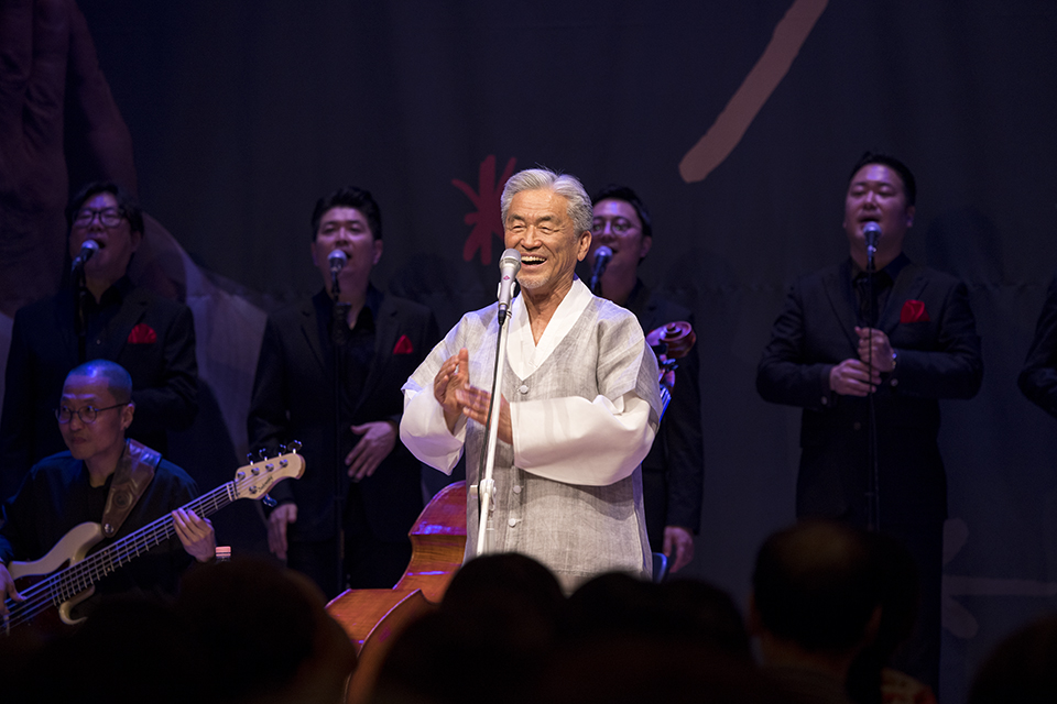 장사익 선생이 관객들과 호흡하며 즐거워 하고 있다.