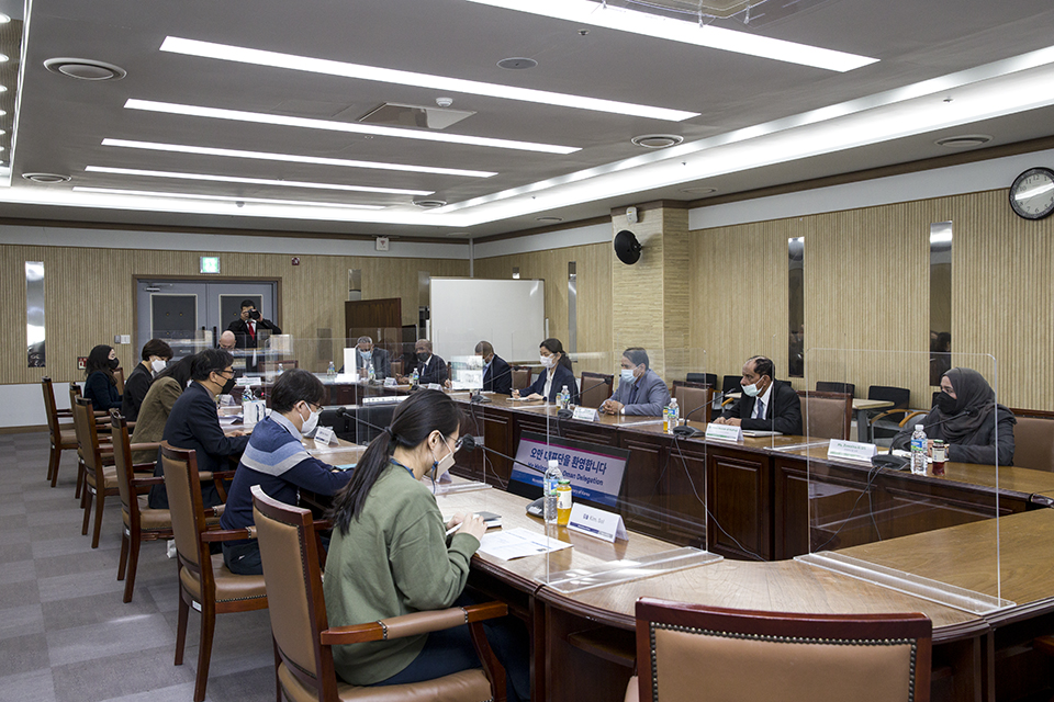 하마드 모하메드 알 다햐니 오만 국가기록청장 일행이 7일(월) 국립중앙도서관을 방문하였다.