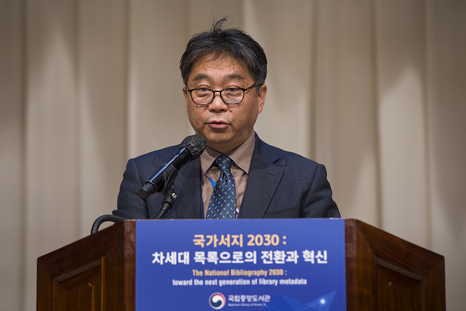 김일환 국립중앙도서관장 직무대리가 환영사를 하고있다.