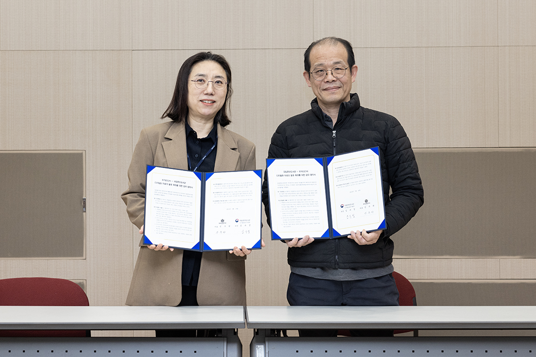 양 기관 대표가 협약서를 들고 기념촬영을 하고 있다. (좌측부터 국립중앙도서관 디지털정보기획과 김수정 과장, 사단법인 한국 위키미디어 협회 진주완 대표)