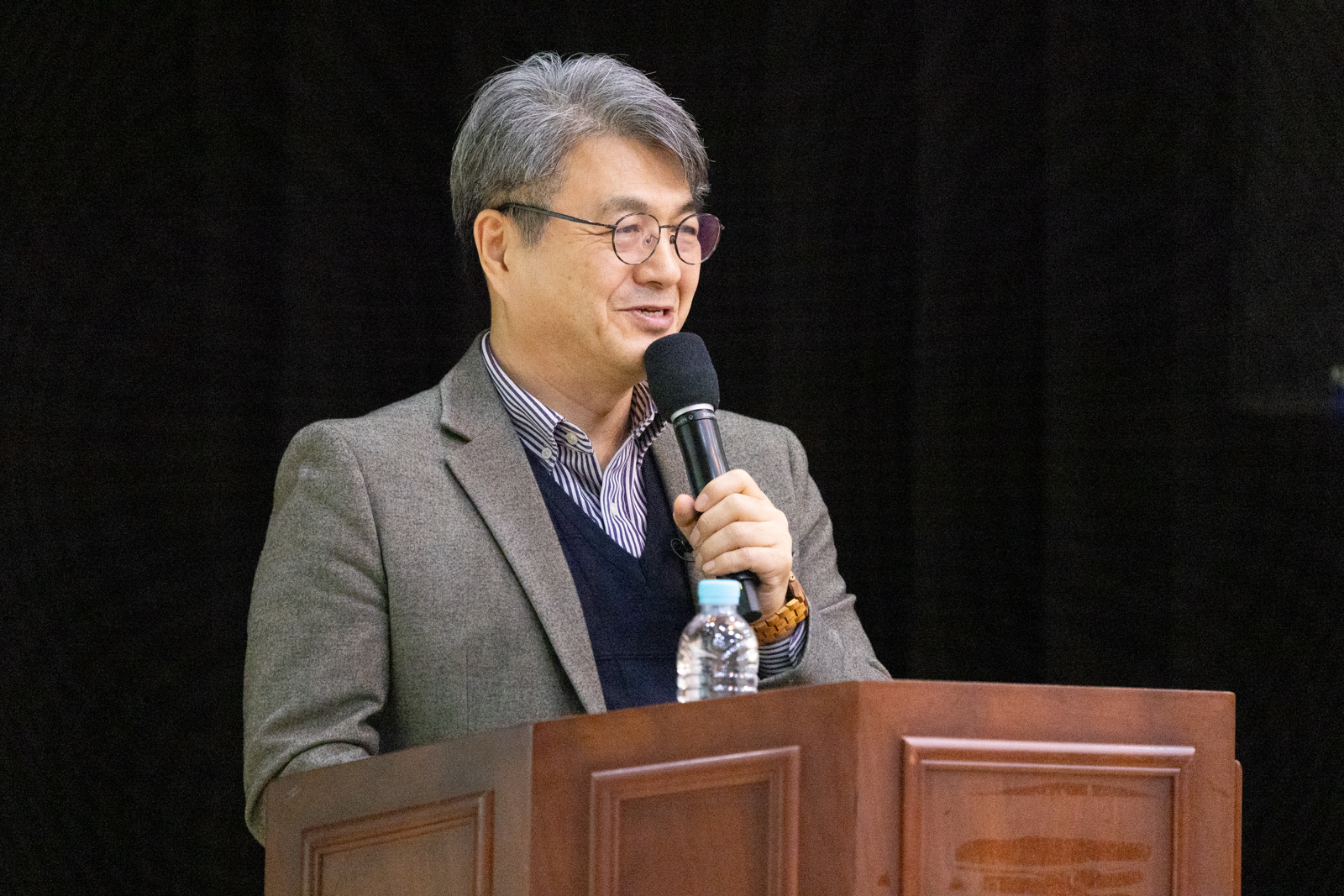 김 헌 교수가 강연을 하고 있는 모습
