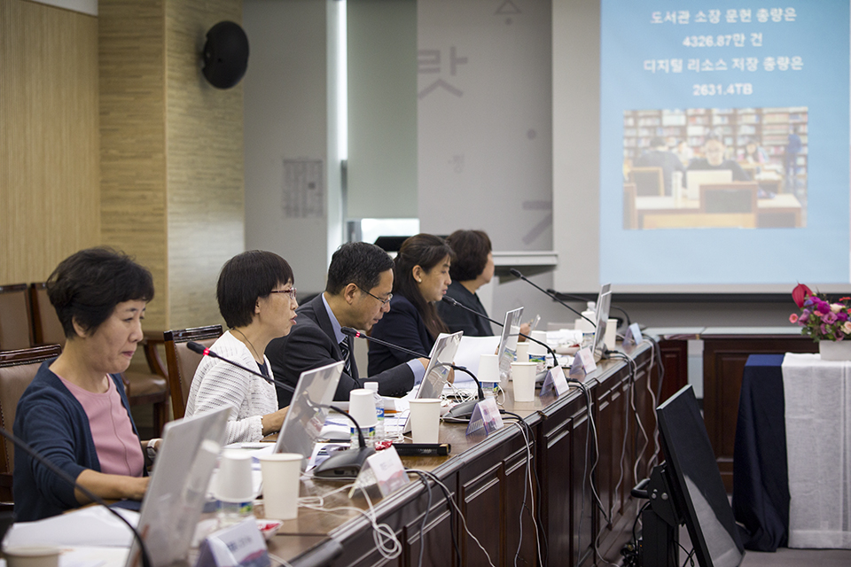 기조보고. 선샤오쥐앤 중국 국가도서관 연구원 원장이 '중국 국가도서관의 사업발전 상황 소개'를 주제로 발표하고 있다.
