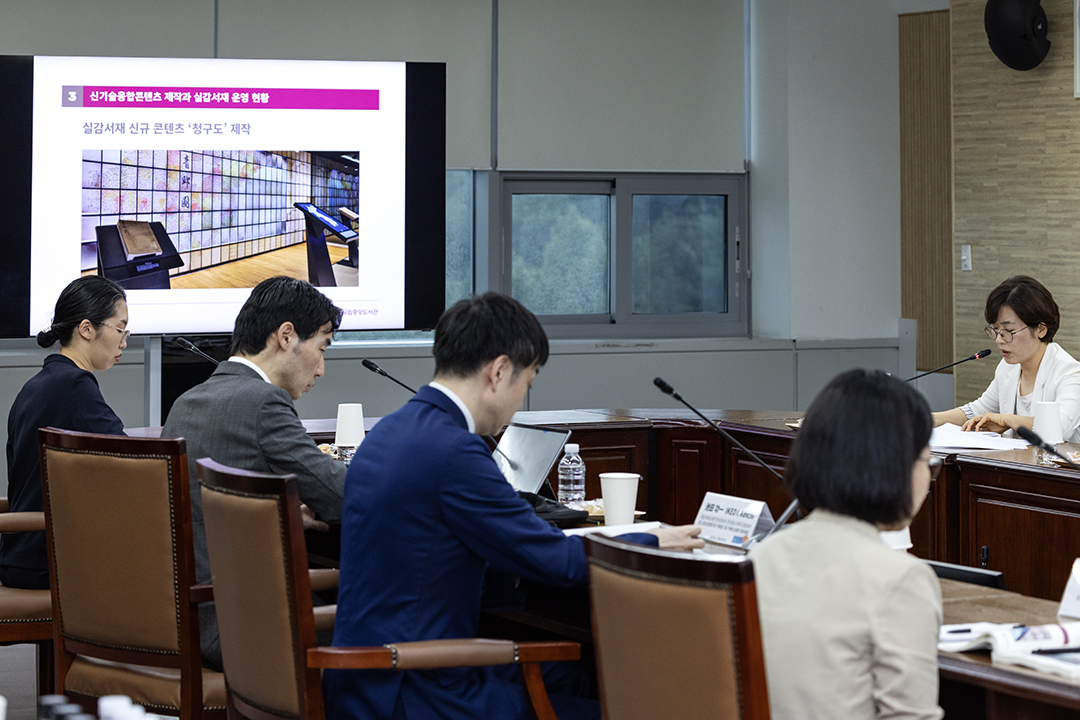 '국립중앙도서관의 현황과 과제'를 주제로 기조보고를 하고 있는 이현주 국립중앙도서관 장서개발과 과장.