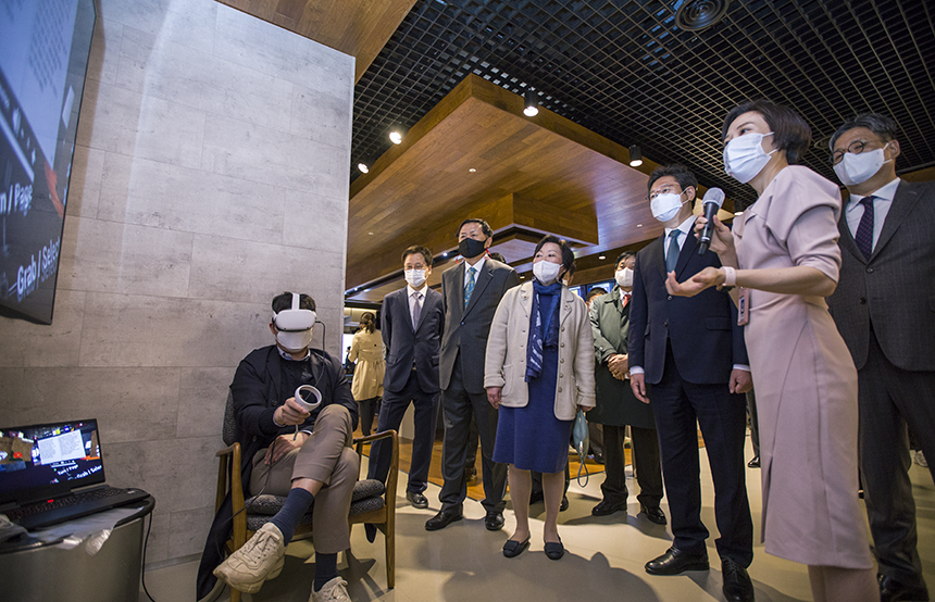가상현실(VR) 독서 체험 콘텐츠. 가상의 독서공간을 조성하고, 그 안에서 문학작품을 읽거나 오디오북으로 들을 수 있게 구현하였다.