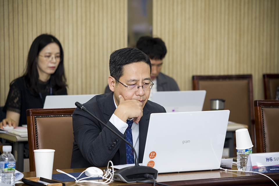 발표를 듣고 있는 중국 국가도서관 쑨러 처장.