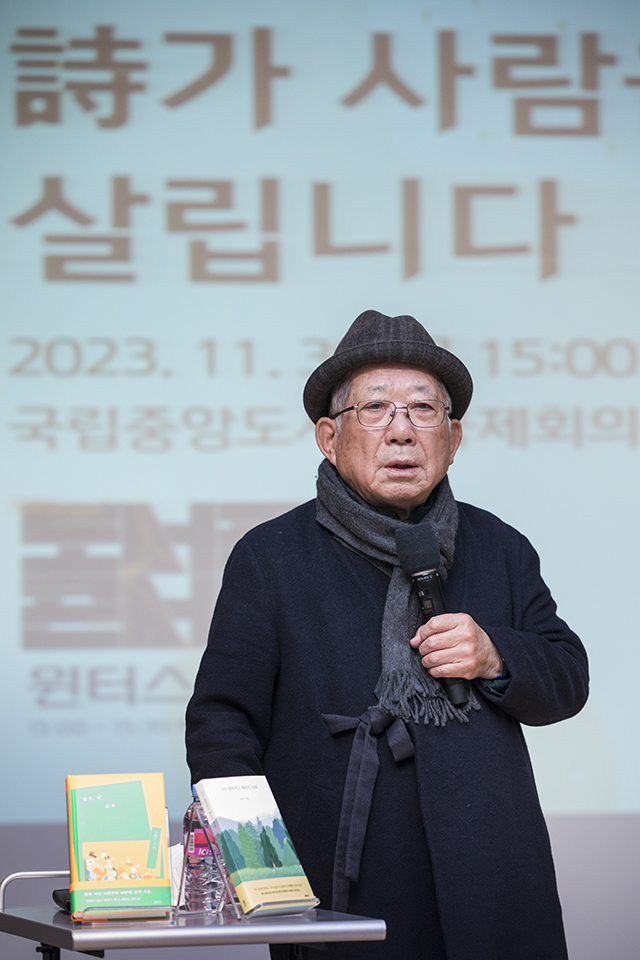 첫 시집 「대숲 아래서」 출간 후 그의 대표작인 「풀꽃」을 비롯하여 여러 권의 시집과 산문집 등 150여 권을 펴냈다.