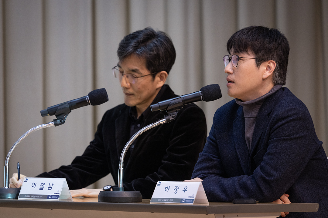 하정우 센터장이 질문에 답하고 있다.