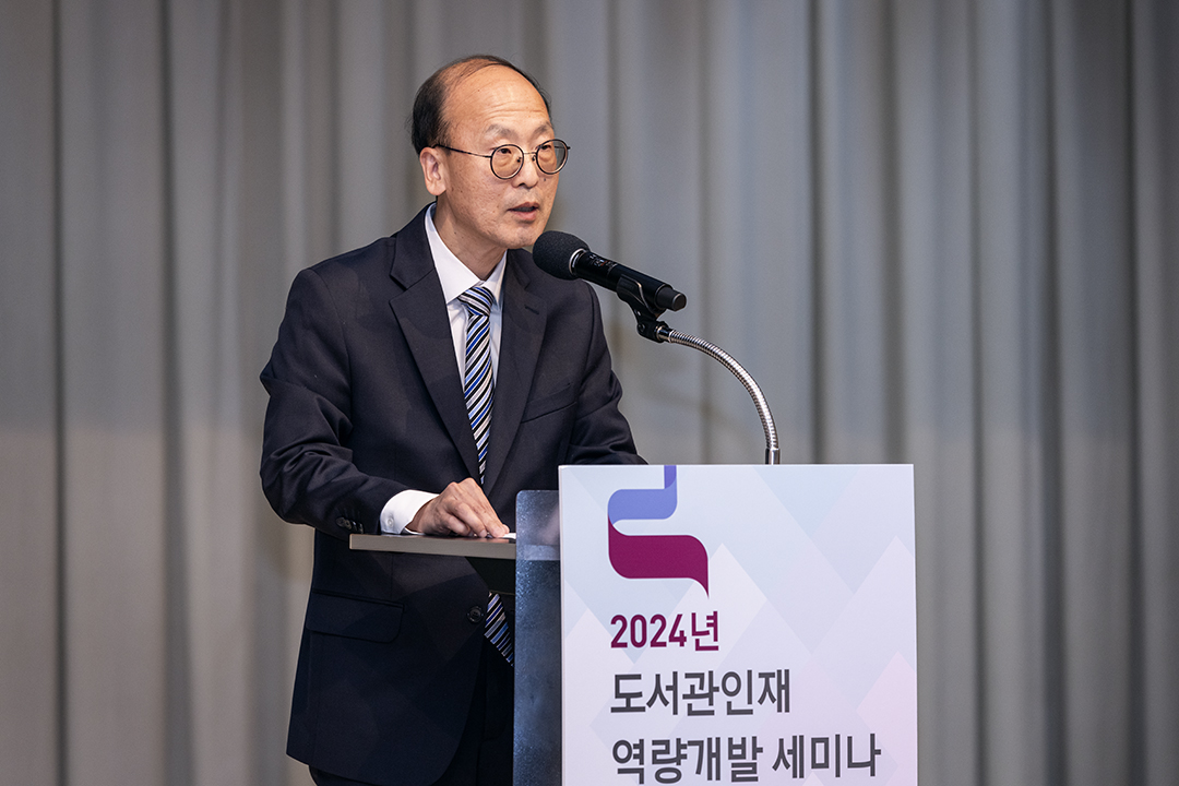 이수명 국립중앙도서관장 직무대리가 인사말씀을 하고 있다.
