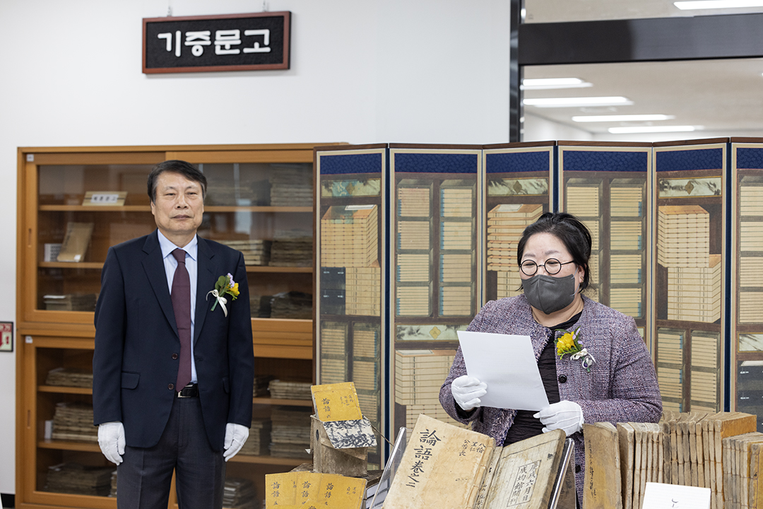 최유진 국립중앙도서관 지식정보관리부장이 기증을 해주신 부남철 교수와 참석자들에게 감사인사를 표하고 있다.