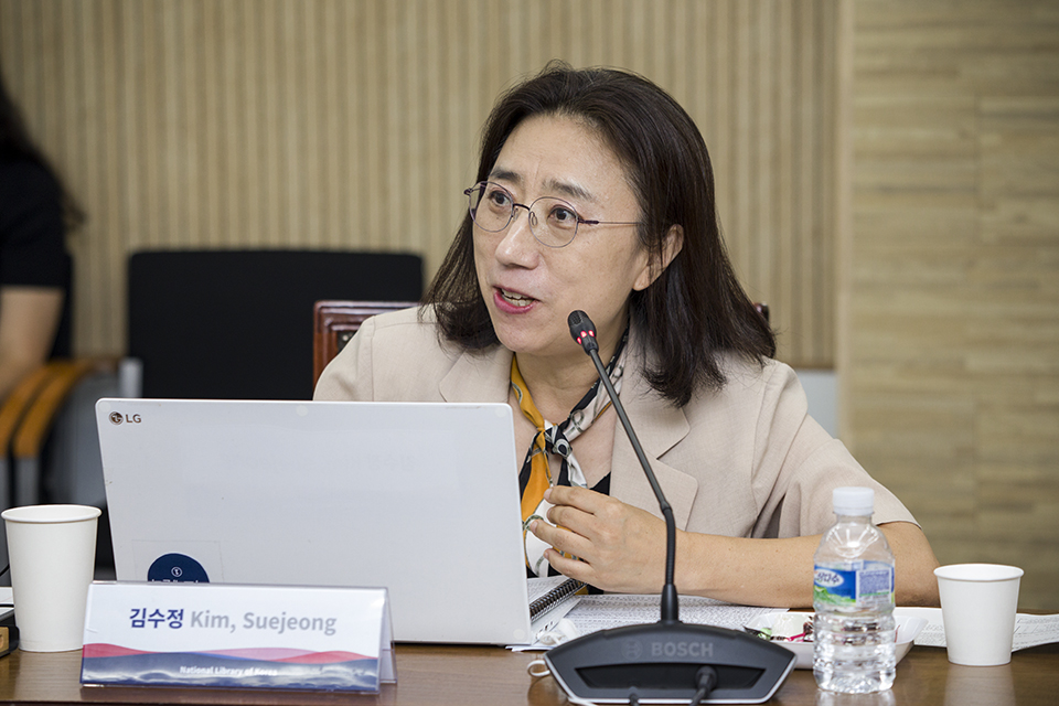질문하고 있는 김수정 국립중앙도서관 디지털정보기획과 과장.