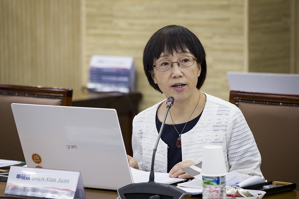 기조보고. 선샤오쥐앤 중국 국가도서관 연구원 원장이 '중국 국가도서관의 사업발전 상황 소개'를 주제로 발표하고 있다.