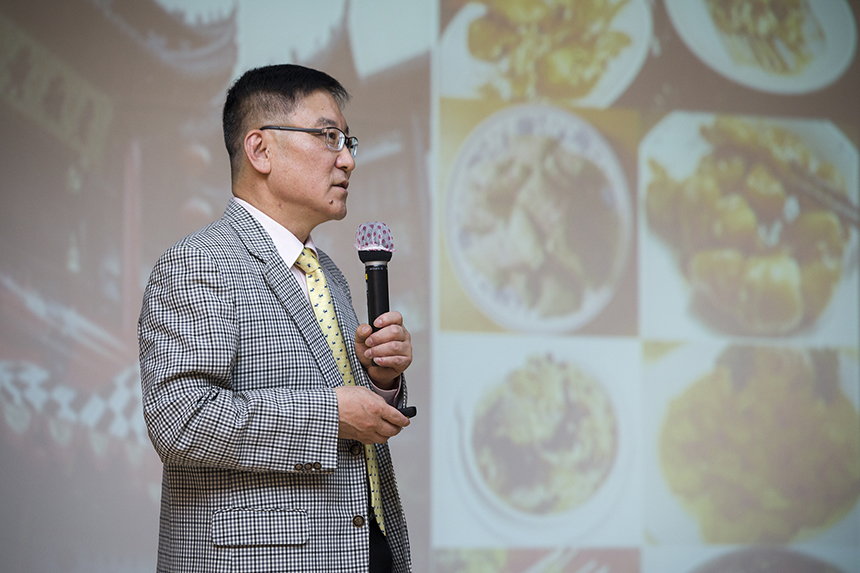 두 번째 강연자는 '중국음식, 알면 더 맛있다'를 주제로 한재균 (전) 한국외국어대학교 교수가 강연하였다.