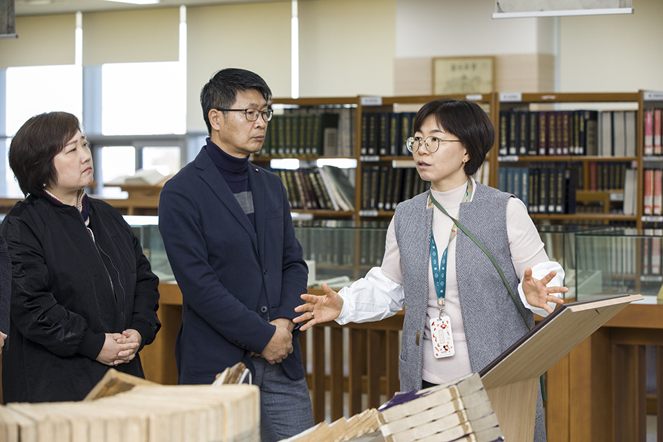 김효경 국립중앙도서관 고문헌과 학예연구사가 기증받은 자료에 대해 설명하고 있다.