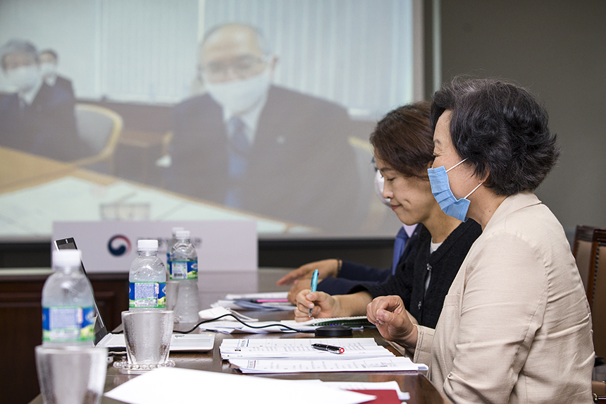 서혜란 국립중앙도서관장이 일본국립국회도서관 요시나가 모토노부 관장과 인사를 나누고 있다.