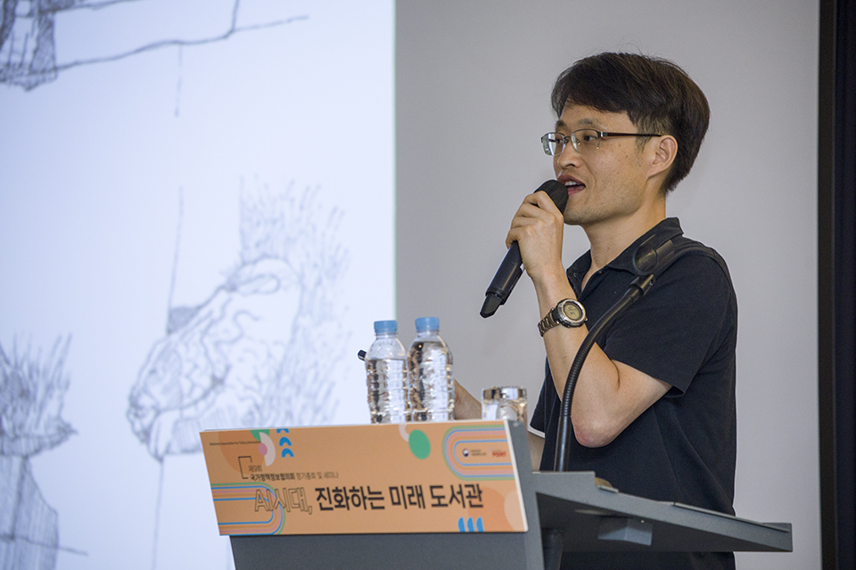 「서울의 시간을 그리다」의 저자 이장희 작가가 '스케치 여행을 떠나다'를 주제로 특강을 하고 있다.