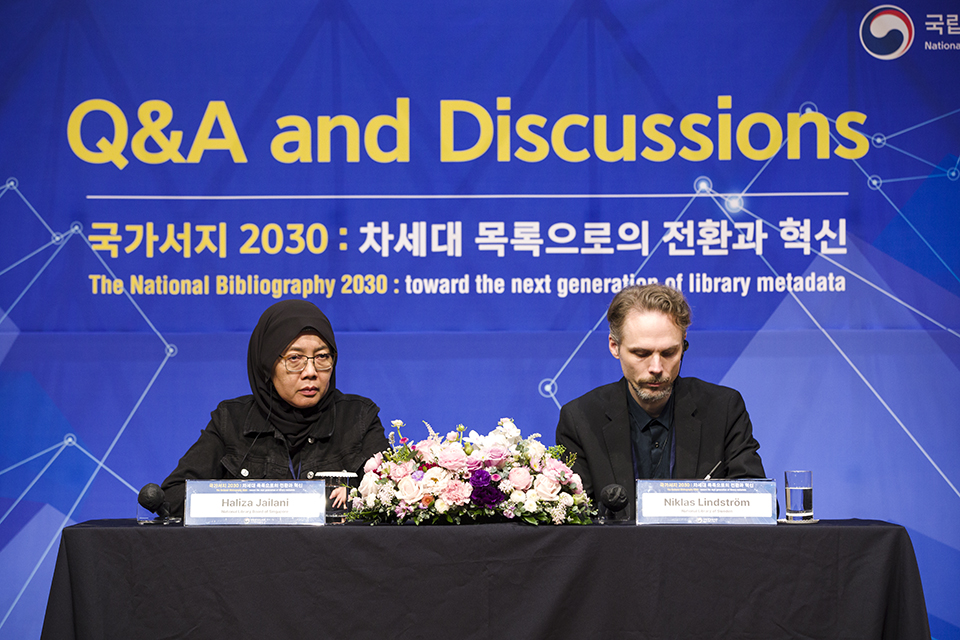 할리자 자일라니 싱가폴국립도서관 자원 발견·관리부 부국장과 니클라스 린드스트룀 스웨덴국립도서관 기술 전문가가 질문에 답하고 있다.