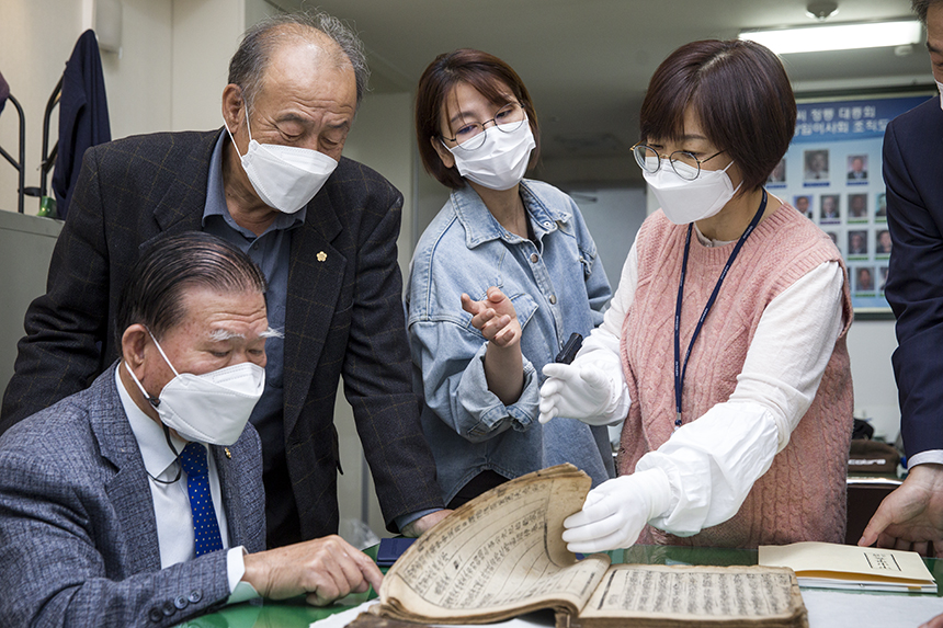 국립중앙도서관 김효경 학예연구사가 기증받은 족보를 설명하고 있다.