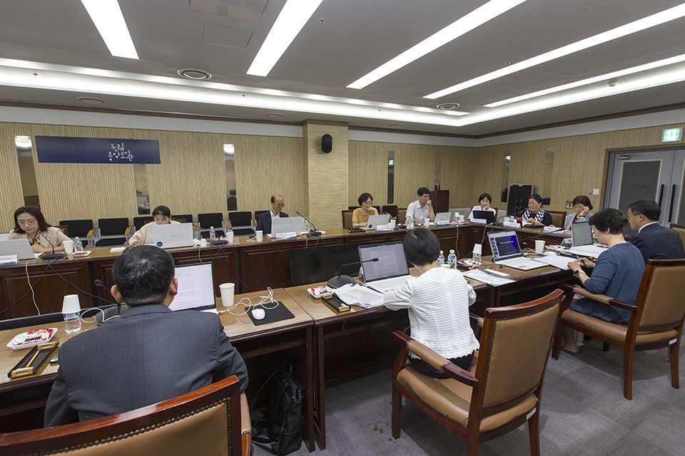 한국 국립중앙도서관측이 먼저 주제발표를 하였다.