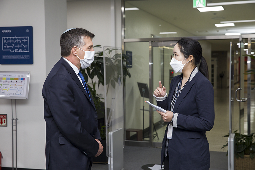 본관 2층 문학실을 방문한 아키바 토르 대사.
