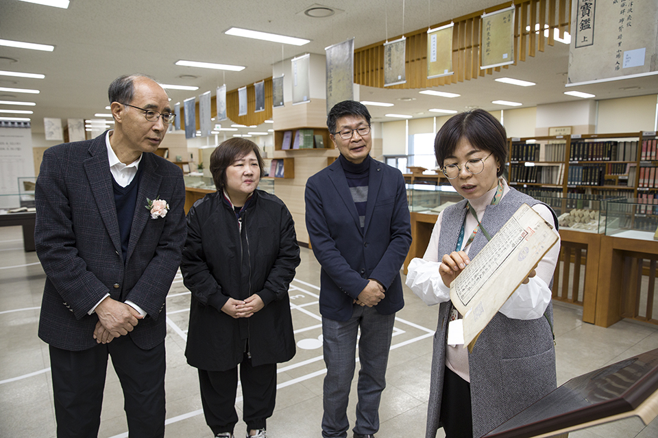 김효경 국립중앙도서관 고문헌과 학예연구사가 기증받은 자료에 대해 설명하고 있다.