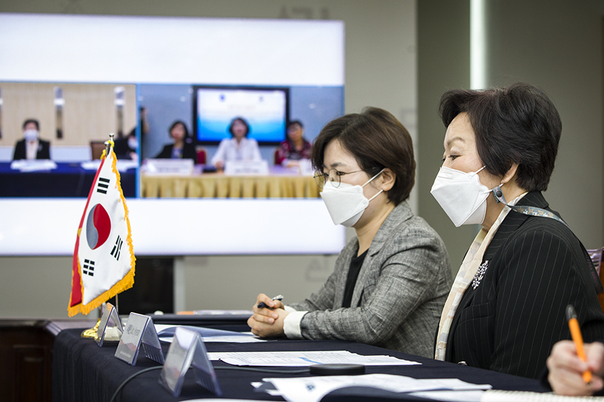 국립중앙도서관(관장 서혜란)은 23일(금) 오후 1시 화상회의를 통해 베트남 국립도서관(관장 키에우 튀 응아)과 “한국 자료실(WOK:Window on Korea) 자료지원 연장“에 관한 양해각서를 체결하였다.