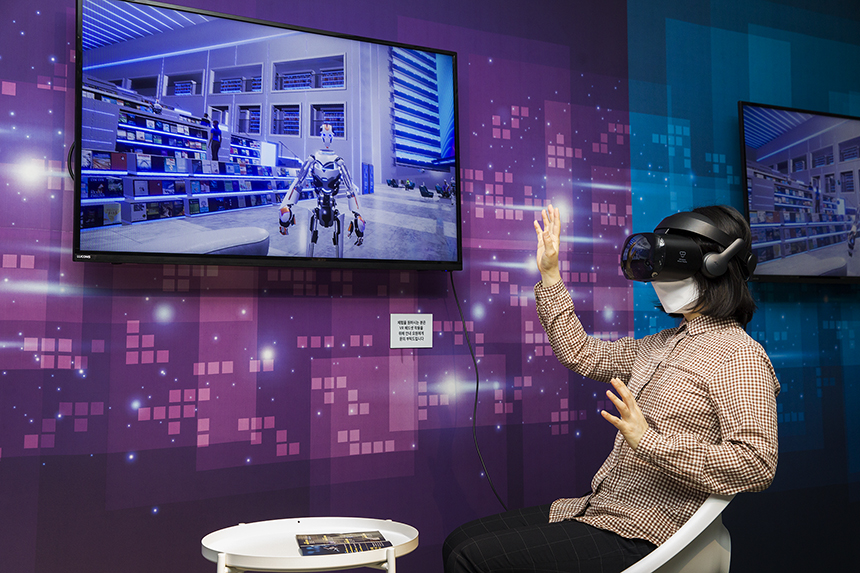 과학기술의 진보가 만들어낼 미래 도서관의 공간과 서비스를 주제로 기획되었으며, 가상현실(VR) 기술이 적용된 체험존 4곳의 실감 콘텐츠를 통해 30년 이후에 구현될 미래 도서관의 모습을 소개한다.