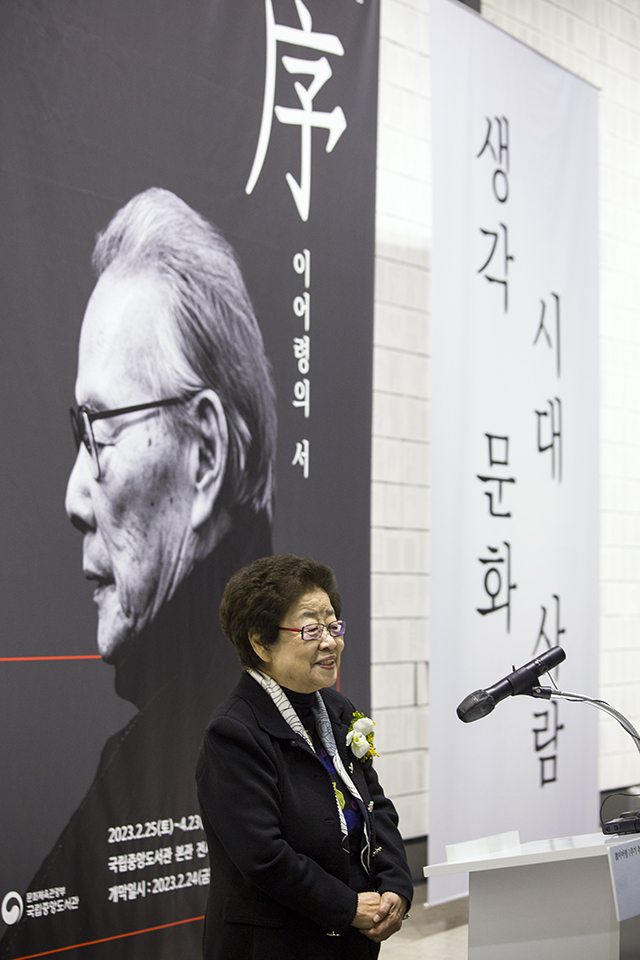 영인문학관 강인숙 관장이 인사말씀을 하고 있다.