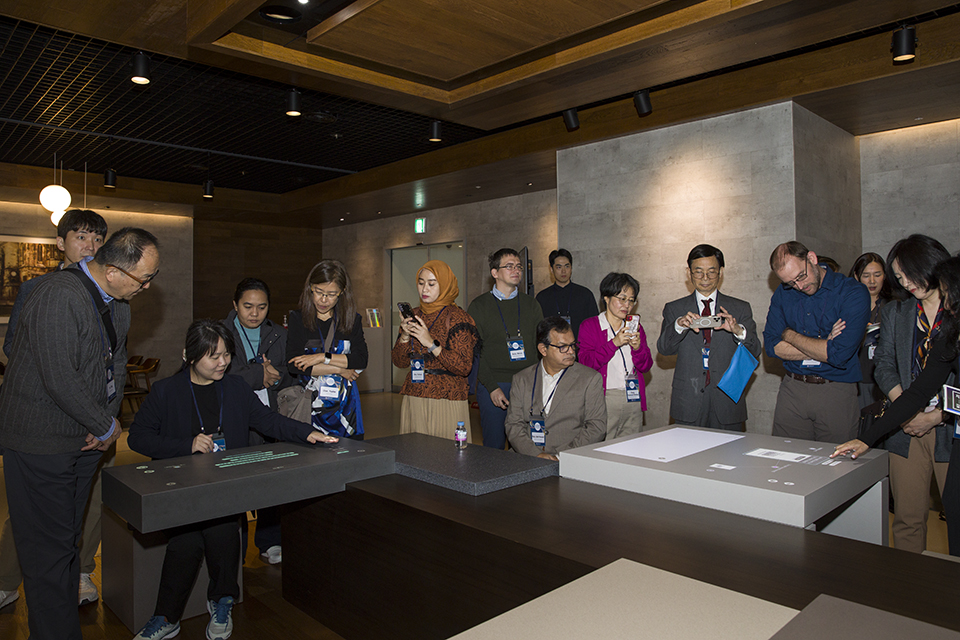 한국학 사서 워크숍 참석자들이 국립중앙도서관 디지털도서관 지하3층 실감서재를 견학하고 있다.