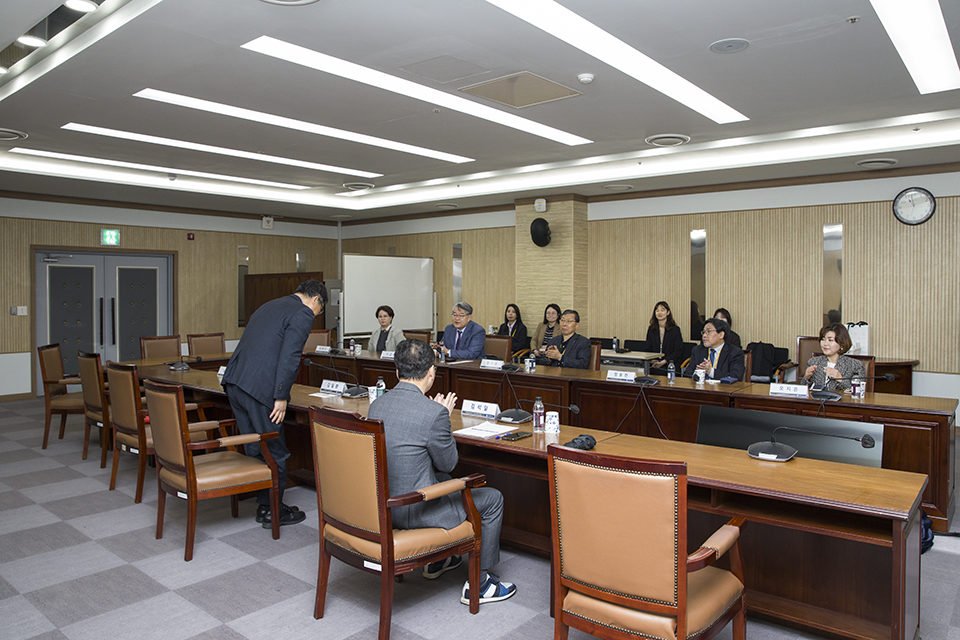 국립중앙도서관은 25일 본관 6층 대회의실에서 '사서교육훈련 발전협의체 참여기관 업무협약체결식'을 진행하였다. 국립중앙도서관 김일환 관장직무대리가 인사를 하고 있다.